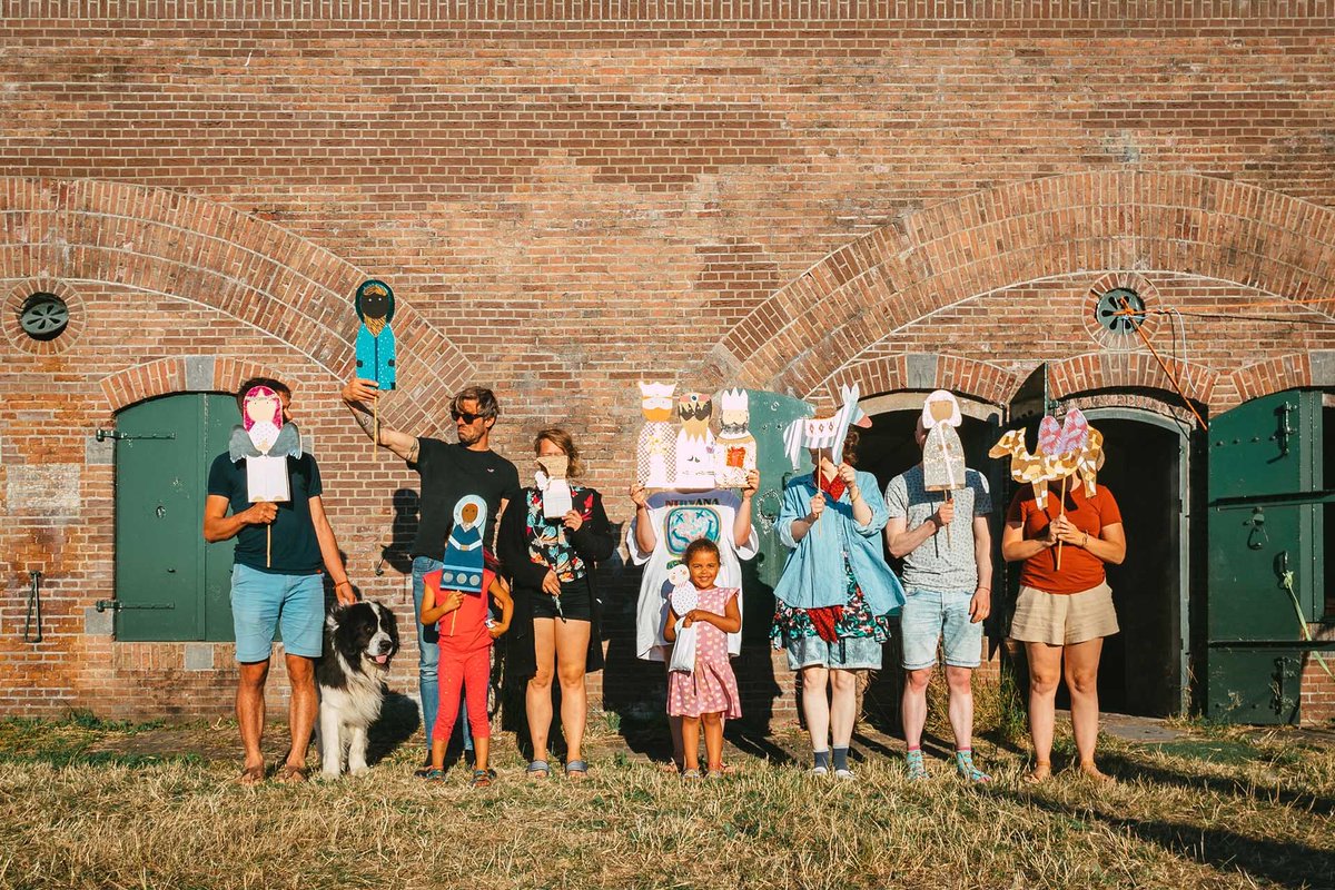 How To Throw A Christmas Party keert terug: alles mag met een saus van glitters. Dit keer niet alleen met muziek, maar ook een musical bit.ly/3LO1euB