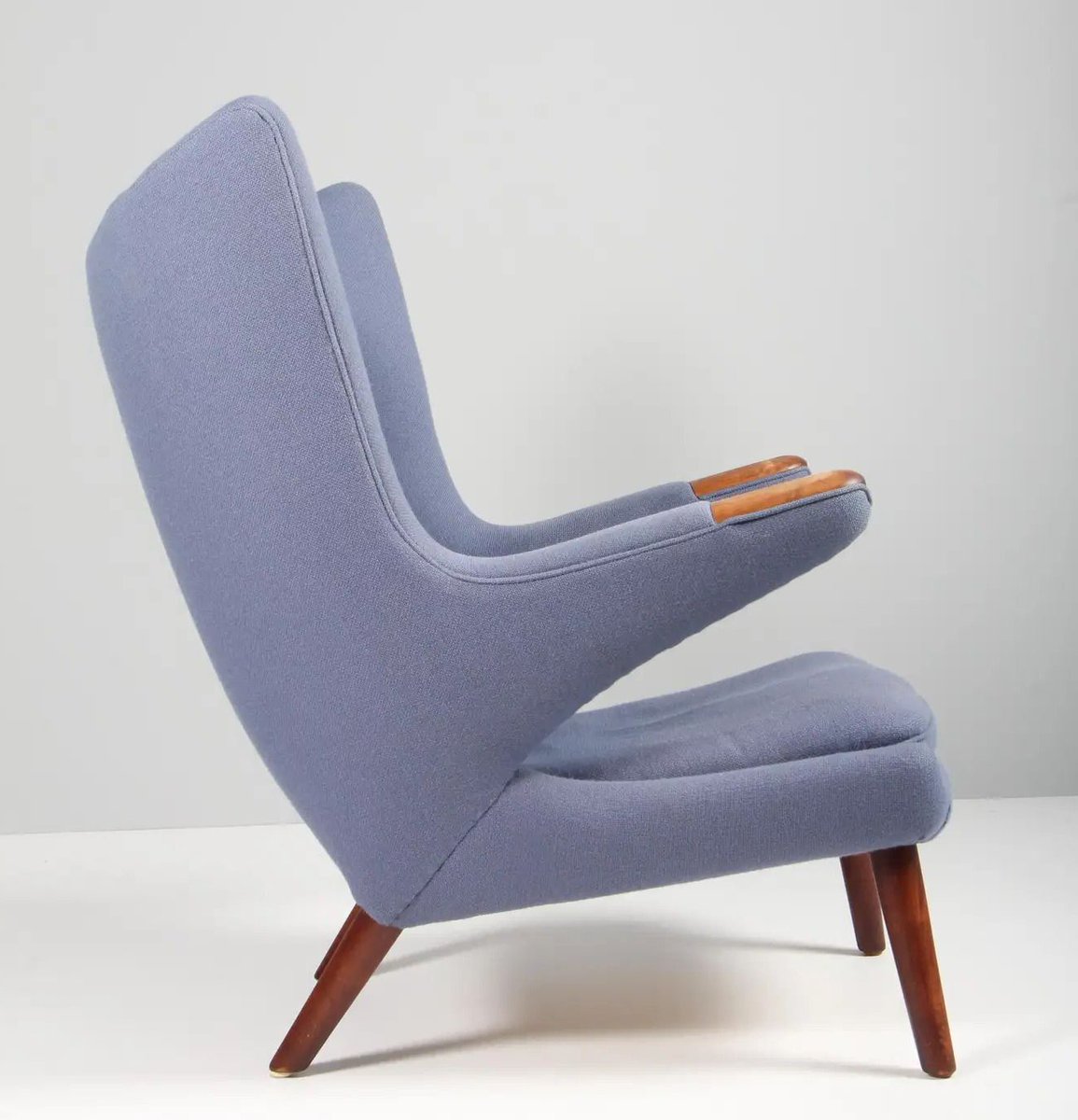 effetto__'s tweet image. We just love the bear-hugging shape of Hans Wegner’s iconic Papa Bear chair from 1953, upholstered in Hallingdal and looking every inch the Danish classic. Currently giving hugs at #TheBrunoEffect – link to source → bit.ly/3DRhsBq 

📸 #AnotherClassic