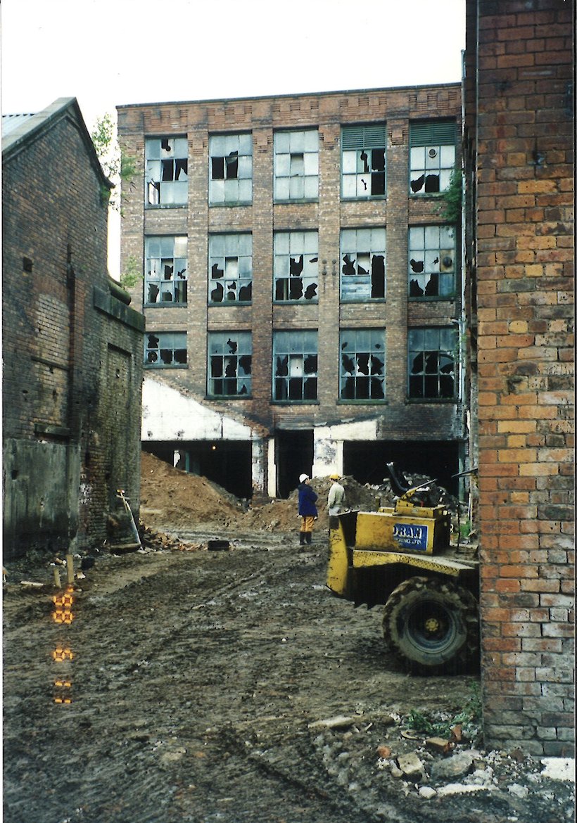 Another day, another archive picture!

Brock Carmichael played a huge role in developing Liverpool's iconic RopeWalks, which was dominated by rope-making for sailing ships until the 19th century 🪢

This is Campbell Square (as it is now known) before development ⬇️