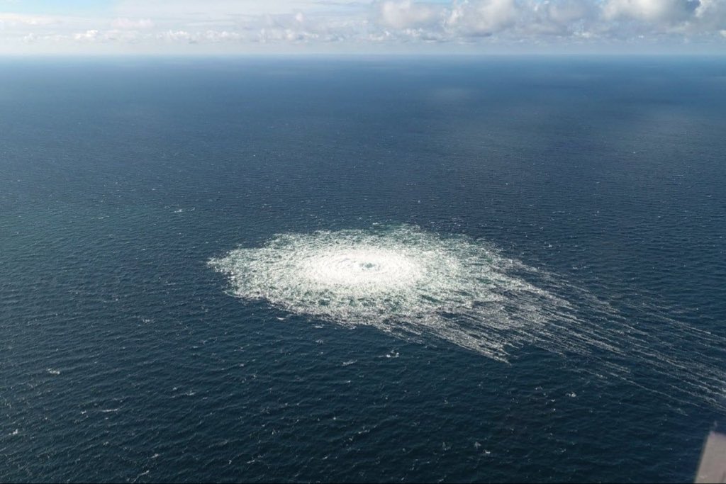DagnyTaggart963's tweet photo. The Swedish seismic center reported that powerful underwater explosions were registered in the area of ​​gas leaks at Nord Stream, local publications write

The picture shows the current situation. https://t.co/FjePqBNljC