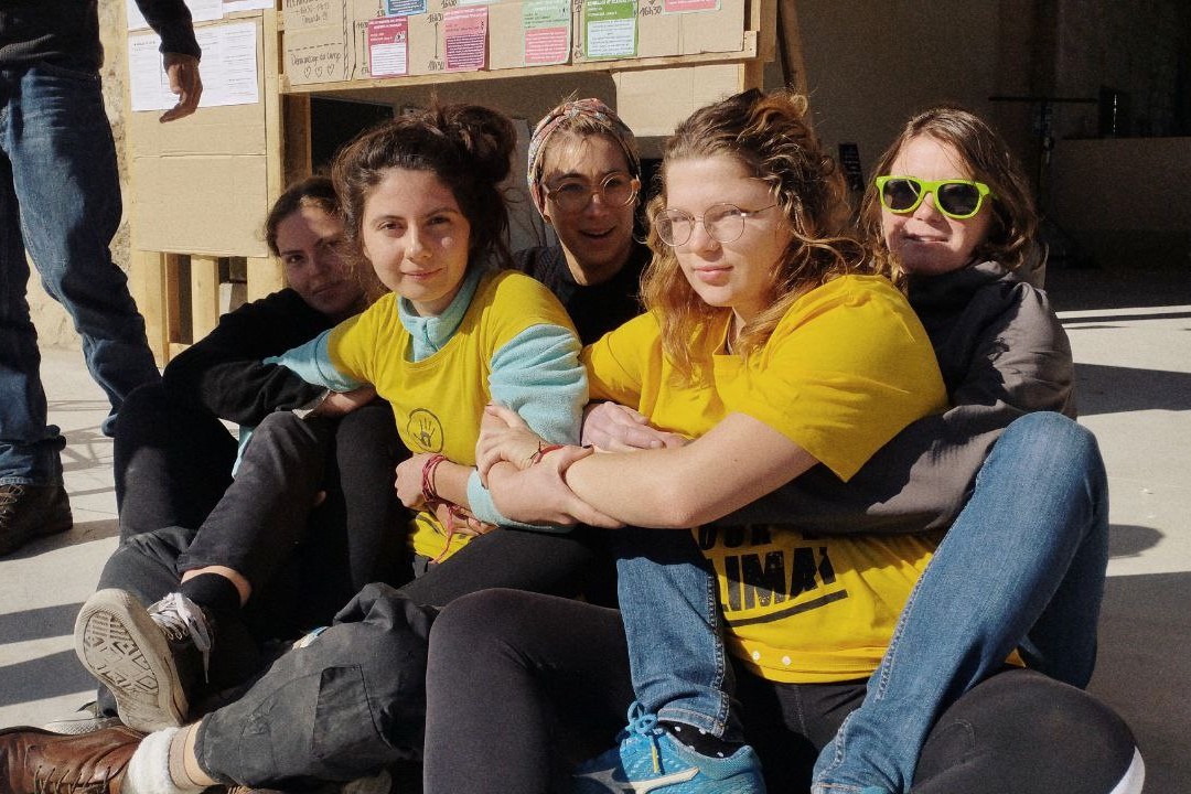 📌 Au programme : plus d'une dizaine de formations, ateliers et conférences ! Sur la coordination d'action non-violente, les les produits animaux, la communication d'action, l'argumentaire militant, l'écologie populaire et bien d'autres thématiques. 🌻