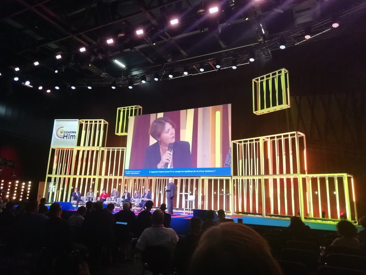 AFFIL_asso's tweet photo. Plénière Logement d'Abord au #CongrèsHlm, Élisabeth Novelli @SEQENSofficiel évoque l'@AFFIL_asso comme espace d'interconnaissance, de confiance entre bailleurs et associations franciliens pour changer de paradigme et favoriser le logement des personnes à la rue ou hébergées https://t.co/qJqiBP3fao