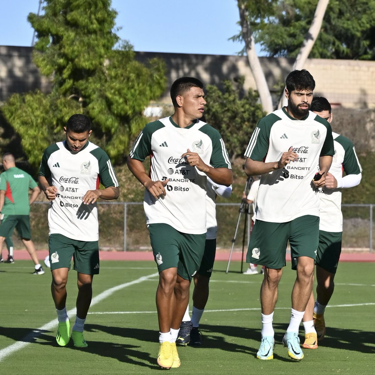 ¿ pagar por ver los entrenamientos de <a href="/miseleccionmx/">Selección Nacional</a> ? 

¿ qué entrenamientos? 

¿ qué selección? 

#TodosSomosTata
