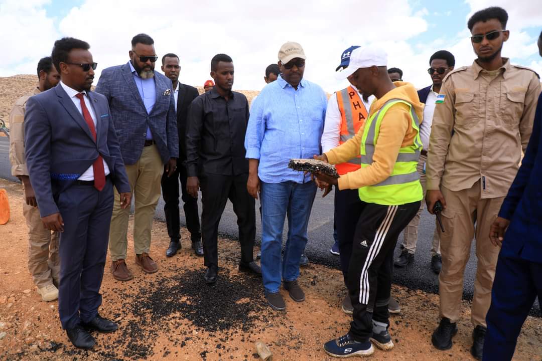 Plstatehouse's tweet photo. Madaxweynaha Dowladda #Puntland Mudane @HESaidADeni, ayaa maanta kormeeray Wadada #Laacdheere iyo #Rabaable oo uu kusocdo dhisme, waa 14KM oo hadda laamigii la saarayo isla markaana la dayactiray 14 Buundo.
1/3 https://t.co/NuCCAC9qRC