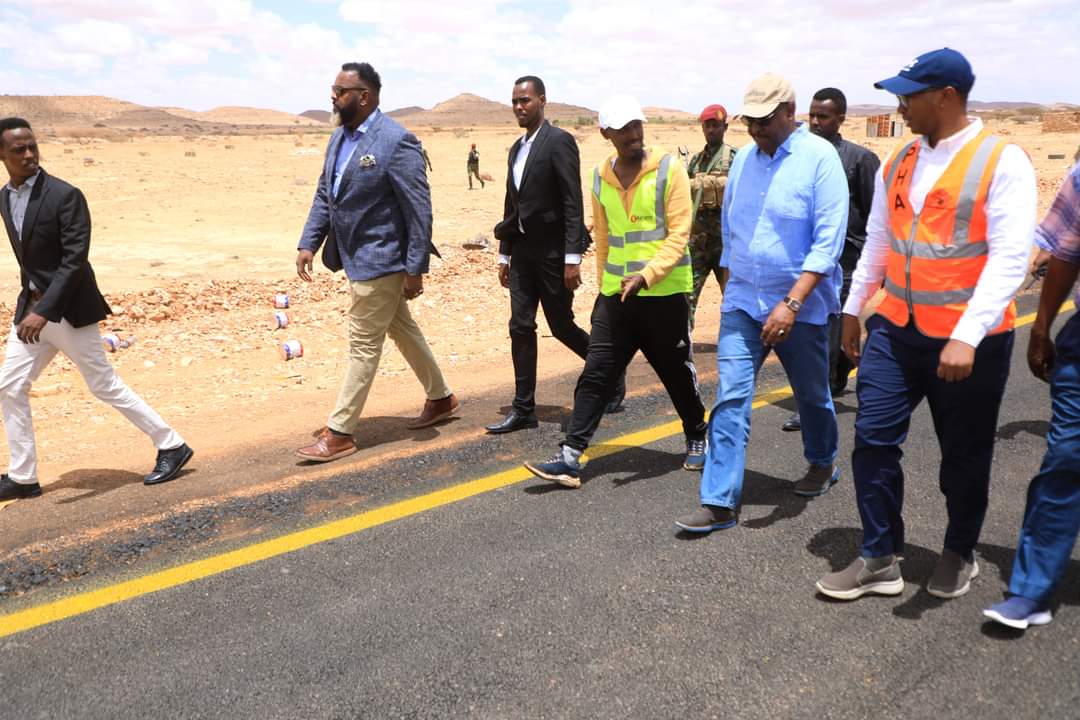 Plstatehouse's tweet photo. Madaxweynaha Dowladda #Puntland Mudane @HESaidADeni, ayaa maanta kormeeray Wadada #Laacdheere iyo #Rabaable oo uu kusocdo dhisme, waa 14KM oo hadda laamigii la saarayo isla markaana la dayactiray 14 Buundo.
1/3 https://t.co/NuCCAC9qRC