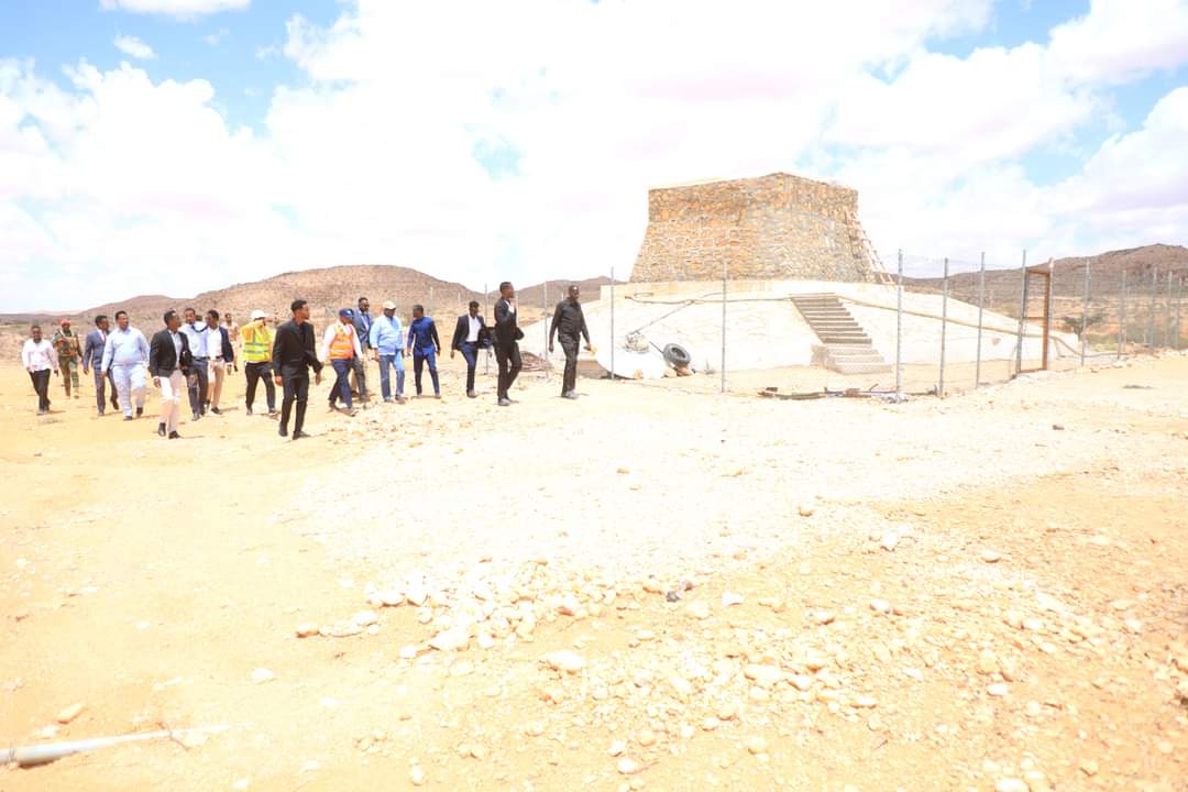 Plstatehouse's tweet photo. 3/3 Dowladda #Puntland ayaa dib-u-dhiseyso, waxaana qorshuhu yahay Bisha November in la dhameystiro. Madaxweynaha ayaa intii uu Kormeerka ku jiray booqday Biyo xireenka deegaanka #Rabaable. https://t.co/kQ7y9wuUlG