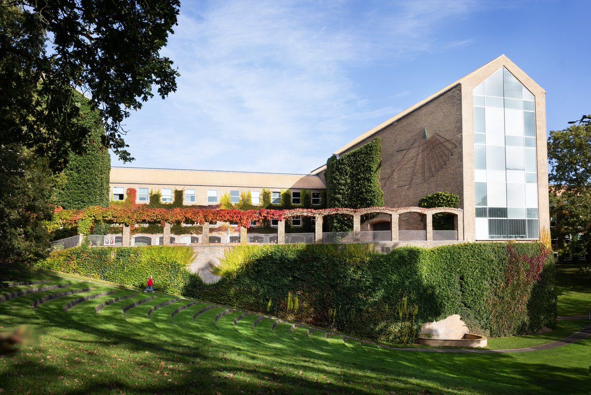 AarhusUni's tweet image. Regeringen vil have mindre uddannelse – vi foretrækker mere samarbejde.

Tråd👇
På en toårig kandidatuddannelse arbejder den studerende i dybden med komplekse problemstillinger og opnår et overblik over hele sin faglighed og udvikler evnen til at tænke og arbejde selvstændigt.-&amp;gt;