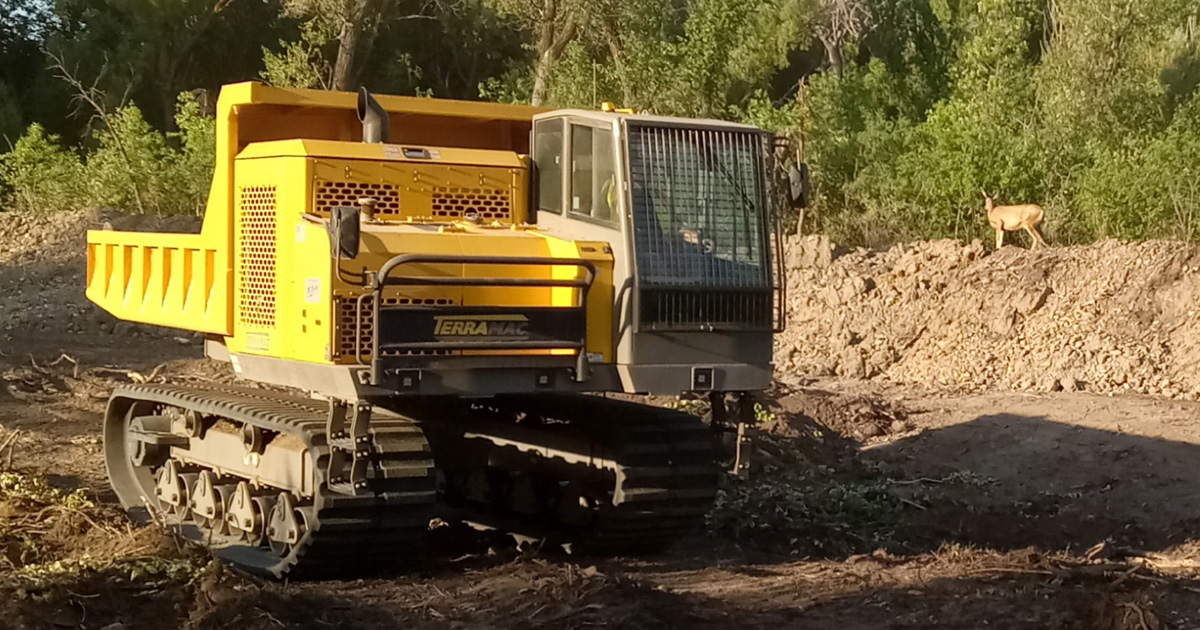 TerramacUSA's tweet photo. September's photo of the month captures the Terramac RT14R starting it's day with some company.
#landrestoration #terramac #offroadequipment #crawlercarriers #preservingnature https://t.co/YFgRC2SKx1