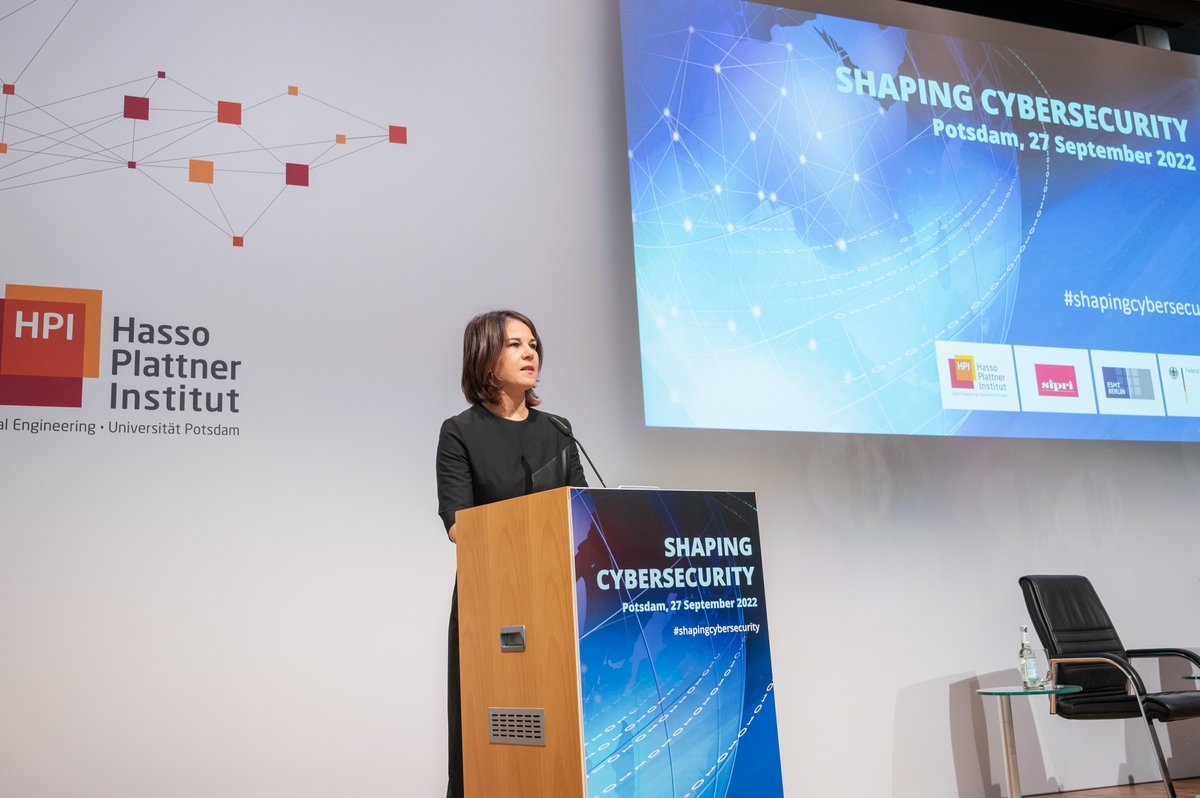 HPI_DE's tweet photo. Wie kann eine verlässliche internationale #Cybersicherheit |s Strategie in einem internationalen Umfeld aussehen? Die ganze Rede von Außenministerin @ABaerbock auf der "#ShapingCybersecurity" Konferenz des @AuswaertigesAmt |s am HPI finden sie hier: https://t.co/JhTtsu4bGV https://t.co/Tg0NZhnLdc