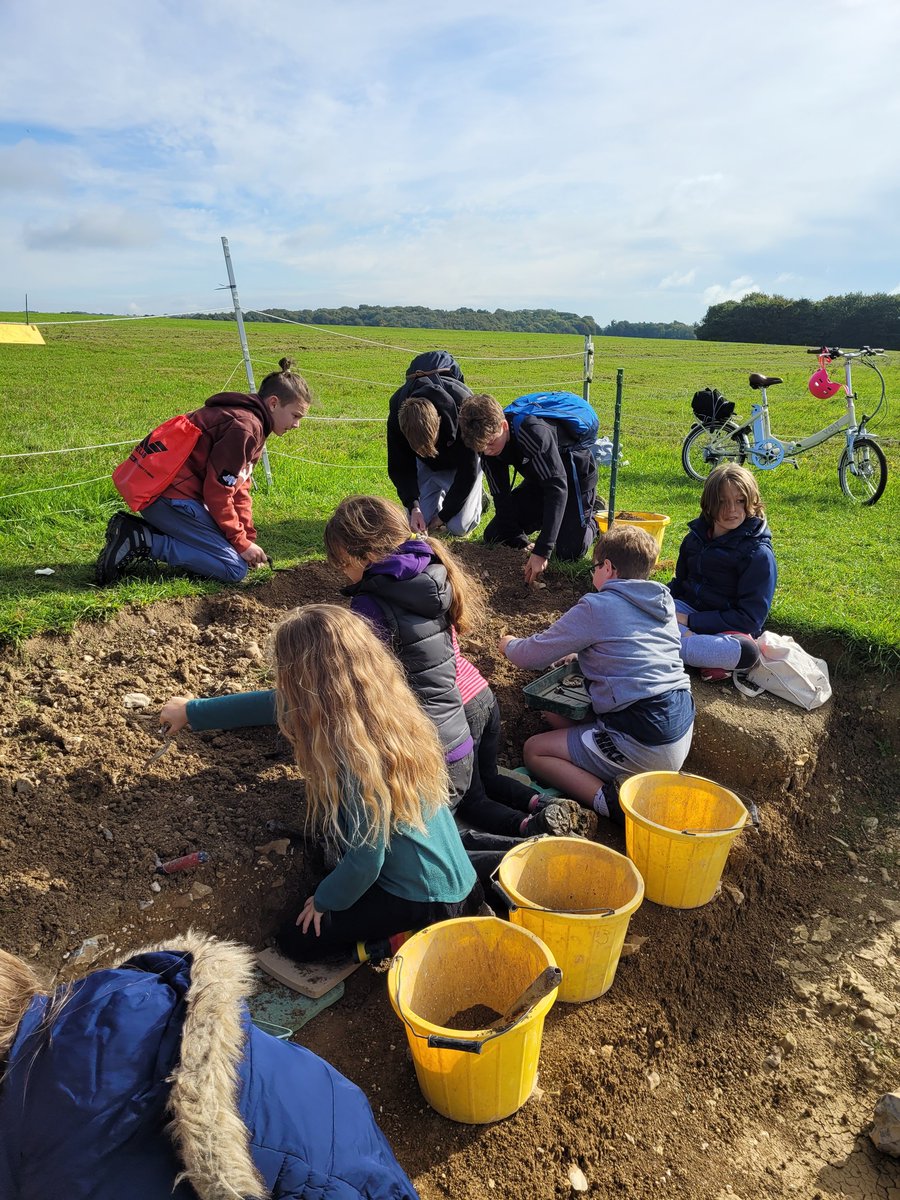 Our young archaeologists were welcomed by @BtnHoveAS at Rocky Clump on Saturday! A big thank you to all involved: there was much fun, a lot of digging, some sieving and CAKE!
#YoungArchaeologists #archaeologyforkids #brightonandhovearchaeologicalsociety #ArchaeologyForAll