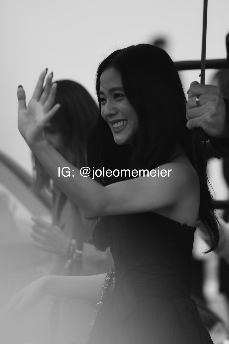 joleomemeier's tweet photo. Mademoiselle Jisoo leaving the Dior Fashion Show
LADY JISOO WITH DIOR 
#JISOOxDiorPFW @Dior @ygofficialblink #BLACKPINK #JISOO https://t.co/7FtwEQcA4Q