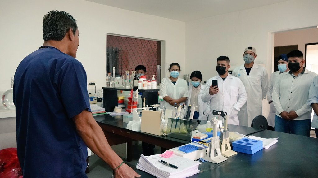 SenasagBolivia's tweet photo. #SantaCruz #UNALAB
💯⚙️La Unidad Nacional de Laboratorios, del SENASAG, dio a conocer el trabajo técnico y científico que realizan sus áreas de Sanidad Animal, Sanidad Vegetal e Inocuidad Alimentaria a estudiantes de Ingeniería Agropecuaria de la Facultad Integral del Chaco. https://t.co/E67KJIreIV
