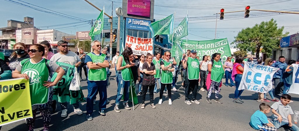 ATERosario's tweet photo. 27/09 #ParoNacional
#Ahora acto en Villa Gobernador Gálvez
Por salarios dignos, pase a planta, condiciones de trabajo, actualización Ya de las asignaciones familiares.
#ATELucha https://t.co/FlQUbrCqQN