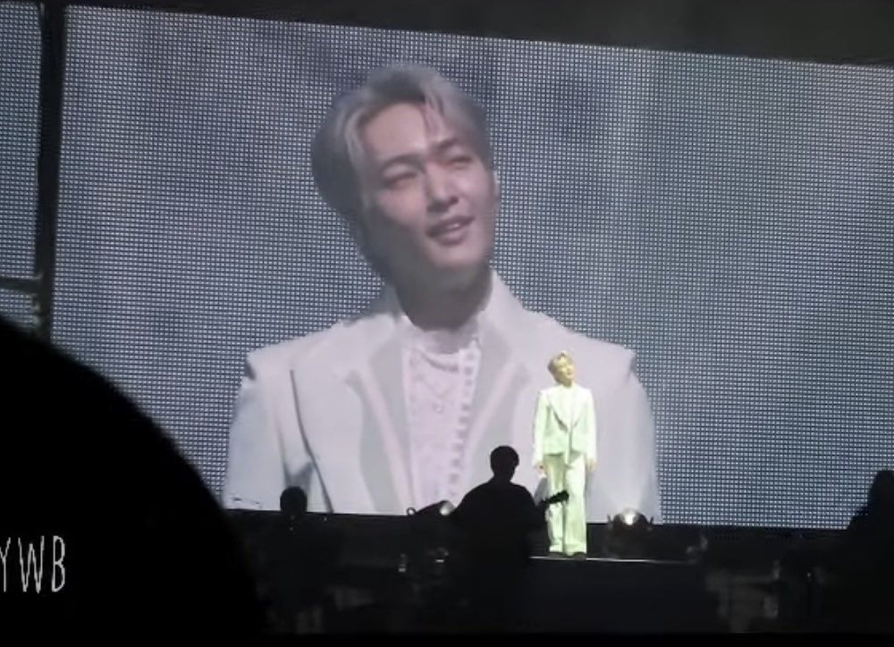 E8NZxlmFZmtpBzk's tweet photo. ようやく見つけた福岡公演のオープニングシーン
オニュｸﾝが出てきた瞬間会場全体が大きくどよめき、愛おしむ目で全体を見渡す姿がほんとに美しくて泣けた･*..☆
会場毎のライブDVD作ってほしい

#onew #온유 #オニュ　#オンユ　#SHINee 
은발찡 첫 등장 순간 https://t.co/4YxeUm2oJ6 @YouTubeより https://t.co/YGeWzreyuS
