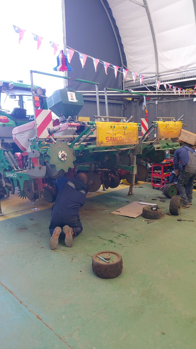 samcosystem's tweet photo. Matthew Shine with the @Cooprinsem team getting the machines ready to kick start sowing season in Southern Chile 🇨🇱 #grainmaize #foragemaize #GlobalAmbition #samcosystem https://t.co/dEp6m4LjbO