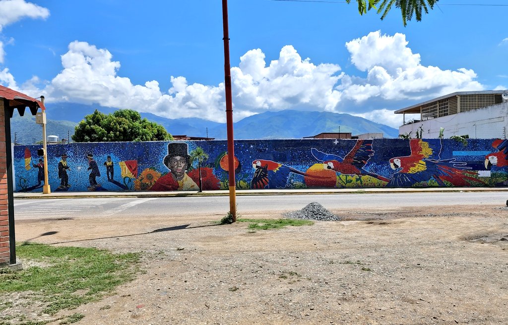 Olivarescfc's tweet photo. Literalmente transformamos basura en una enorme obra de arte.

Lo que ven en la izquierda es la sede de reciclaje de @multirecicla, el equipo de @AlcaldiaZamoraO iba a diario a recolectar las tapas necesarias para el mural y separarlas por color. Así empezó el trabajo. https://t.co/Q8payboD43