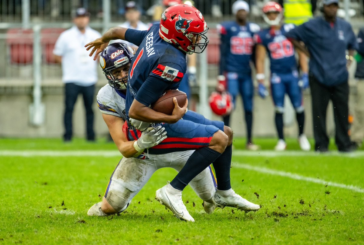 One-On-One. Literally.

#PurpleReign #ViennaVikings 
📸 <a href="/kingofkick2/">Peter Kramberger</a> | #ELFCG22