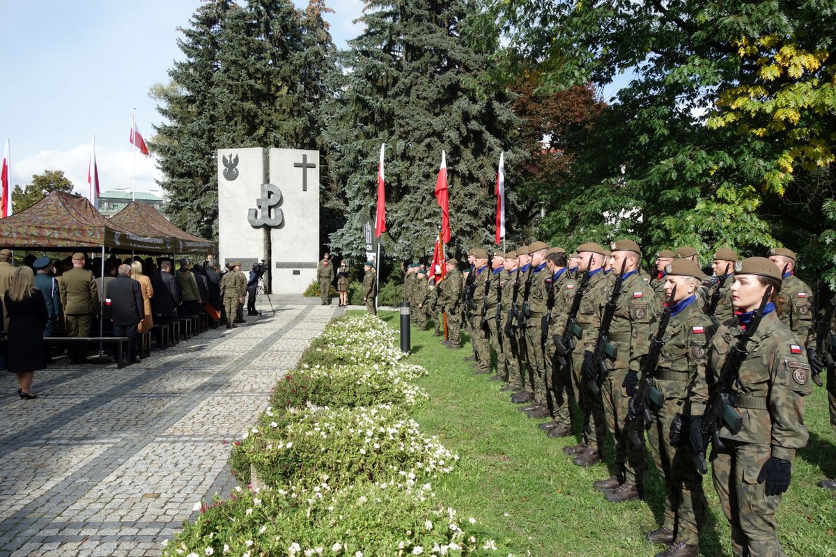 ipnrzeszow's tweet photo. 27 września w Rzeszowie odbyły się uroczystości związane z 83. rocznicą powstania Polskiego Państwa Podziemnego i świętem Wojsk Obrony Terytorialnej. Razem z #3BOT i #21BSP. https://t.co/j1Rp1MZ7zf https://t.co/I4oYhzRuKF