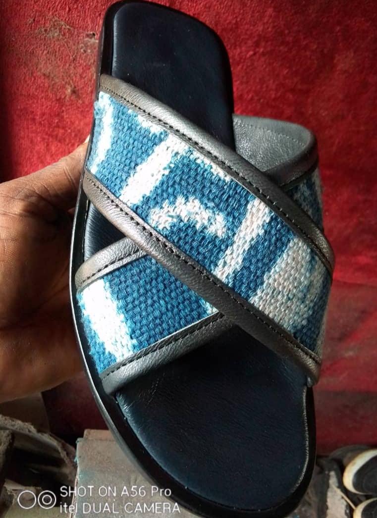 Ursule_Kassi's tweet photo. Vous trouverez aussi chez nous des articles fais par des artisans locaux de très bonnes qualités. #ndop #kulturadress #African https://t.co/VrXVBGzifU
