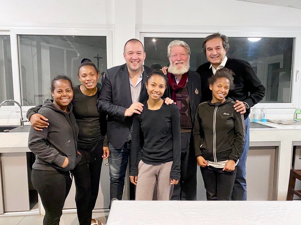 ggomez_chef's tweet photo. Partager la table du Père Pedro est un privilège et honneur pour nous . Cet homme est incroyable 50 ans qu’il a dédié sa vie aux autres et qu’il lutte contre la pauvreté la plus totale. Avec le sourire. En paix. Quelle chance d’avoir un jour croisé ta route mon ami. #perepedro https://t.co/WpiEUw6pgu