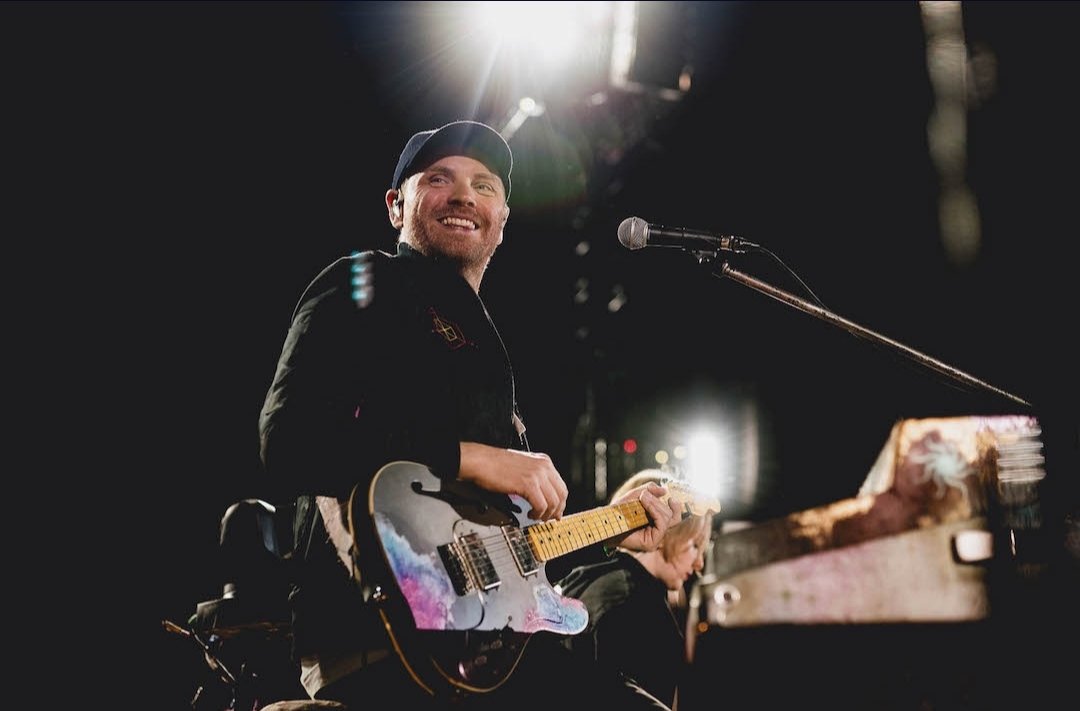 coldplaycl's tweet photo. Hace una semana estábamos en la fila esperando que pronto abriesen las puertas para la primera noche de @coldplay en Chile 🥺 

Les compartimos imágenes que ya pueden encontrar en la aplicación de #Coldplay MOTSWT. https://t.co/IiPXDjv9HI