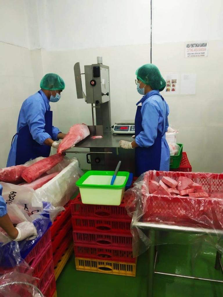 FinallyFish's tweet image. One of our suppliers hard at work processing some #yellowfin #tuna.

#Sashimi #TunaExporter #FishExport #Sushi #SashimiLovers #SushiLovers #Seafood #SeafoodExporter