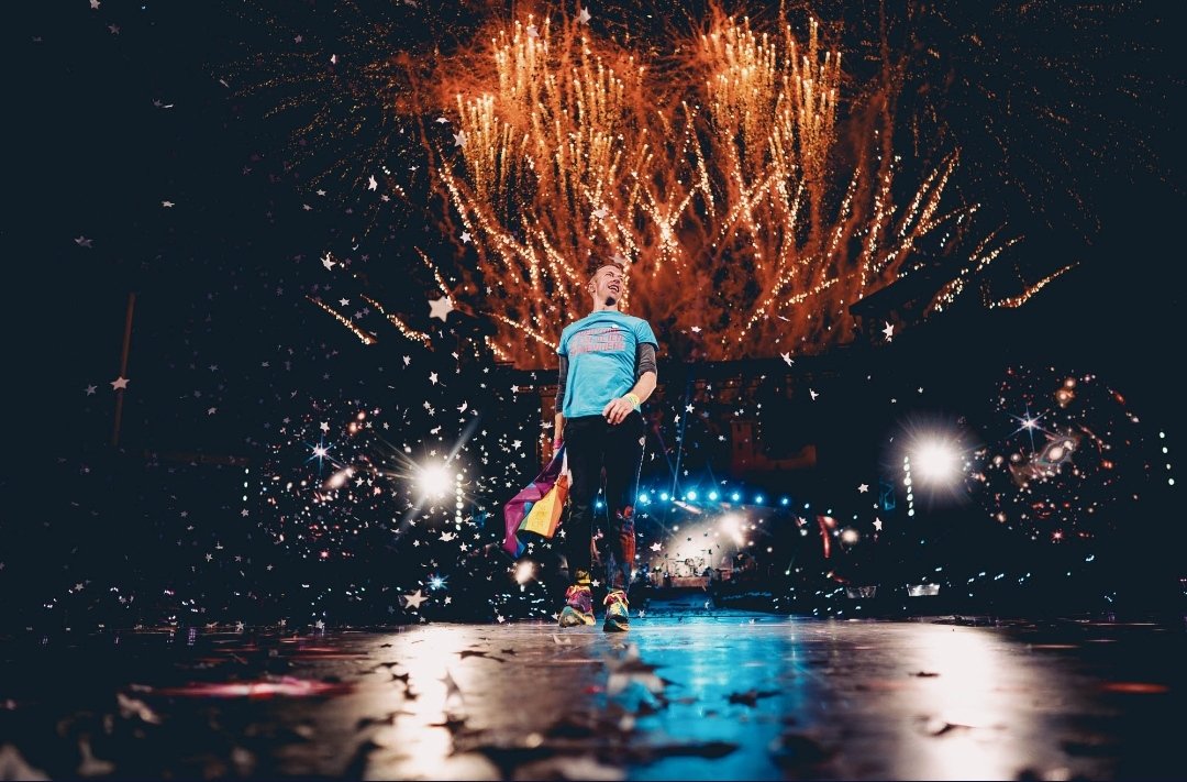 coldplaycl's tweet photo. Hace una semana estábamos en la fila esperando que pronto abriesen las puertas para la primera noche de @coldplay en Chile 🥺 

Les compartimos imágenes que ya pueden encontrar en la aplicación de #Coldplay MOTSWT. https://t.co/IiPXDjv9HI