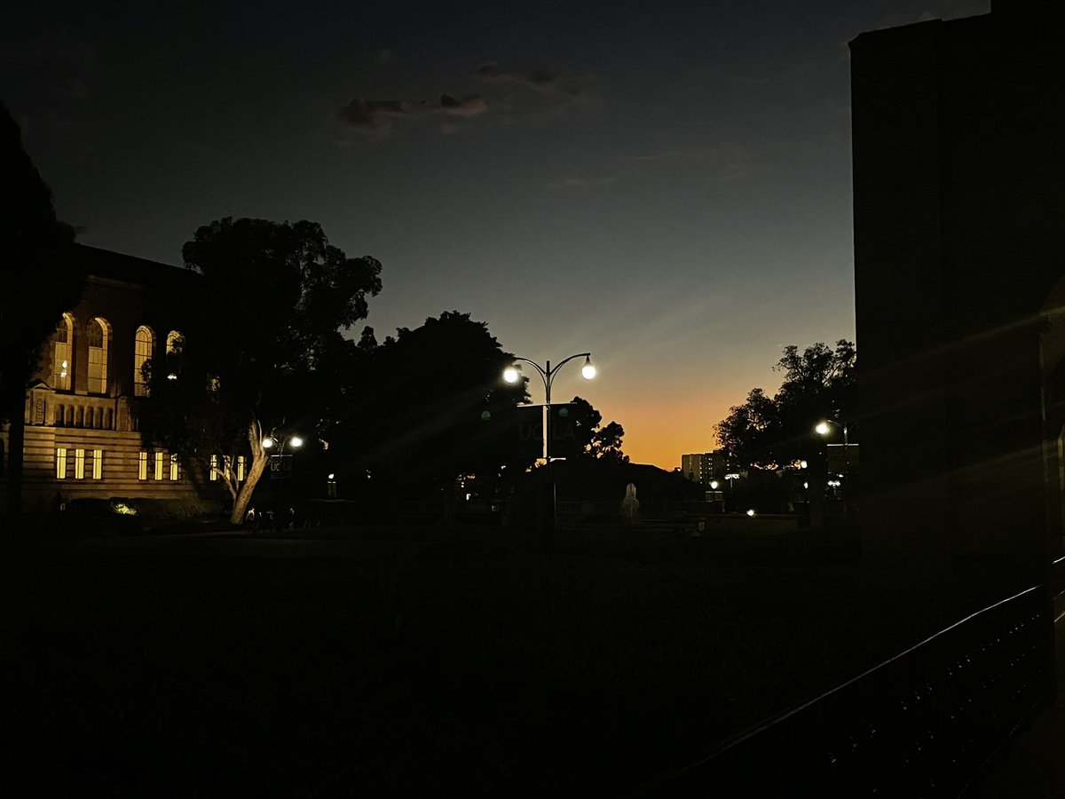 ActonFeng's tweet photo. @ValeFloegel Also love the evening campus https://t.co/D1SK5i0VXE