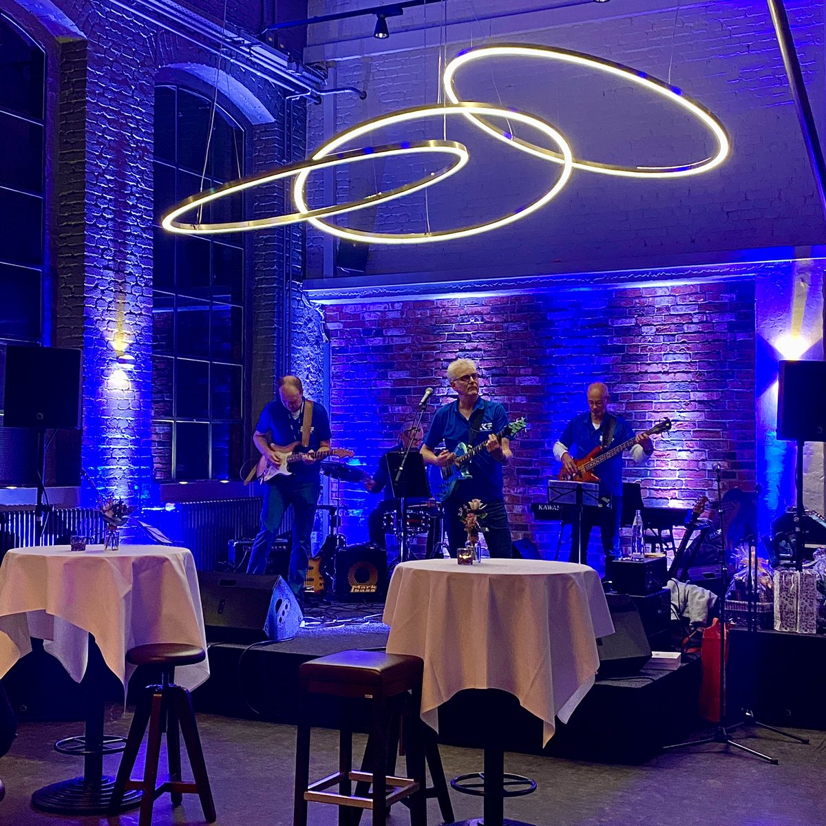 dapolinogmbh's tweet photo. Auftragphotografie bei EKF Elektronik 50. Geburtstagsparty: Firmenbands gibt es viele, aber wo bitte spielen zwei der drei GF mit? https://t.co/8hS4lbhHrK