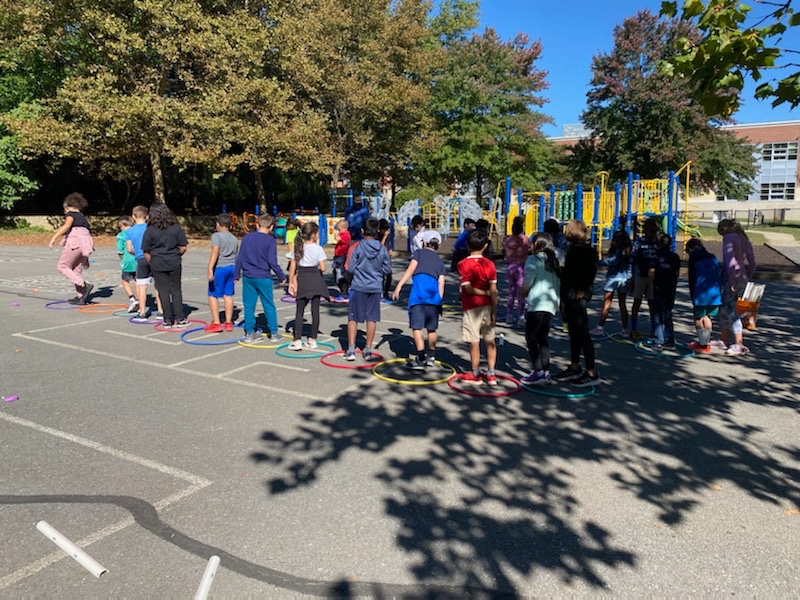 Bethesda_ES's tweet photo. BE had a great visit from Bar-T  @Bar_T_Tweets today! Grades 2-5 participated in team building activities to help strengthen communication, collaboration, and creative thinking! https://t.co/ICH8fZgzsg