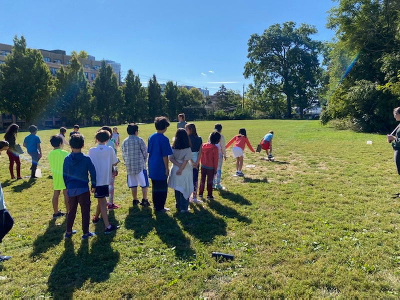 Bethesda_ES's tweet photo. BE had a great visit from Bar-T  @Bar_T_Tweets today! Grades 2-5 participated in team building activities to help strengthen communication, collaboration, and creative thinking! https://t.co/ICH8fZgzsg
