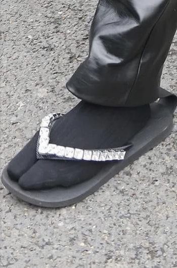 cultusphere's tweet photo. Kanye West qui se balade à Londres avec sa paire de chaussures incrustées de diamants 💎 .

La vie d’un milliardaire 💰 . https://t.co/A2qu7aE4iB