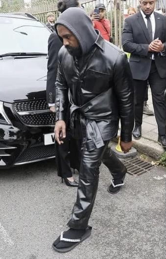 cultusphere's tweet photo. Kanye West qui se balade à Londres avec sa paire de chaussures incrustées de diamants 💎 .

La vie d’un milliardaire 💰 . https://t.co/A2qu7aE4iB