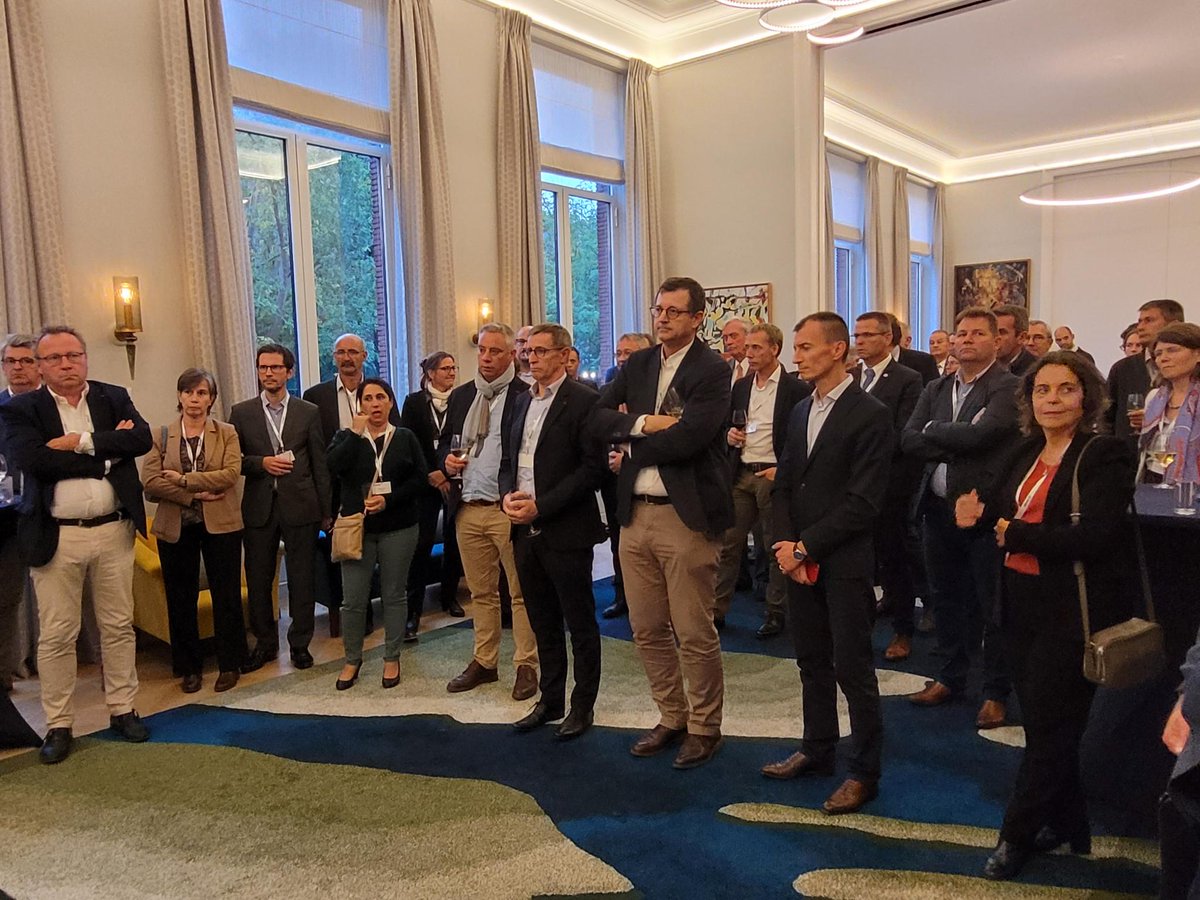 f_alabrune's tweet photo. J'ai accueilli ce soir à la Résidence @club_demeter qui organise une mission d'étude aux 🇳🇱 avec + de 40 dirigeants du secteur agroalimentaire 🇫🇷.

Au menu : défi climatique, souveraineté alimentaire, impacts de la guerre en Ukraine, initiative #FARM pour la sécurité alimentaire. https://t.co/ZBh6Qojotm