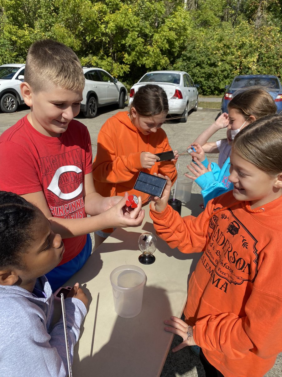 hFischerMs's tweet photo. Beautiful day spent at Campbell Co Environmental center learning about plant/animal adaptations and solar energy! 🌱☀️🐍 https://t.co/eGRONwNiwf
