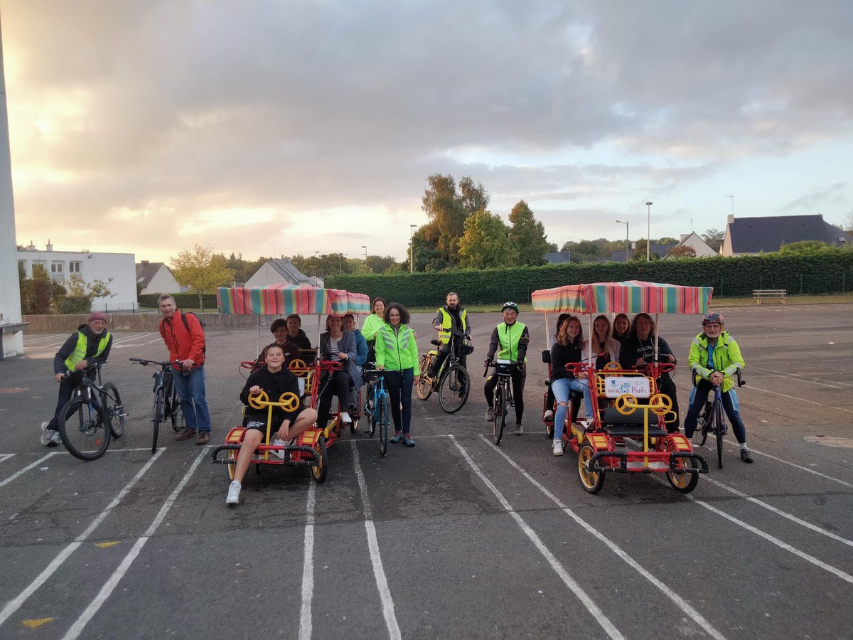 Joli bazar dans les rues de Guingamp ce matin ! Entre promotion de la santé et action pour l’environnement, opération EDD « Tous au collège à vélo ». 
Merci au collectif Guingamp Climat pour son aide ainsi qu’au lycée Rosa Parks de Rostrenen pour le prêt des rosalies.