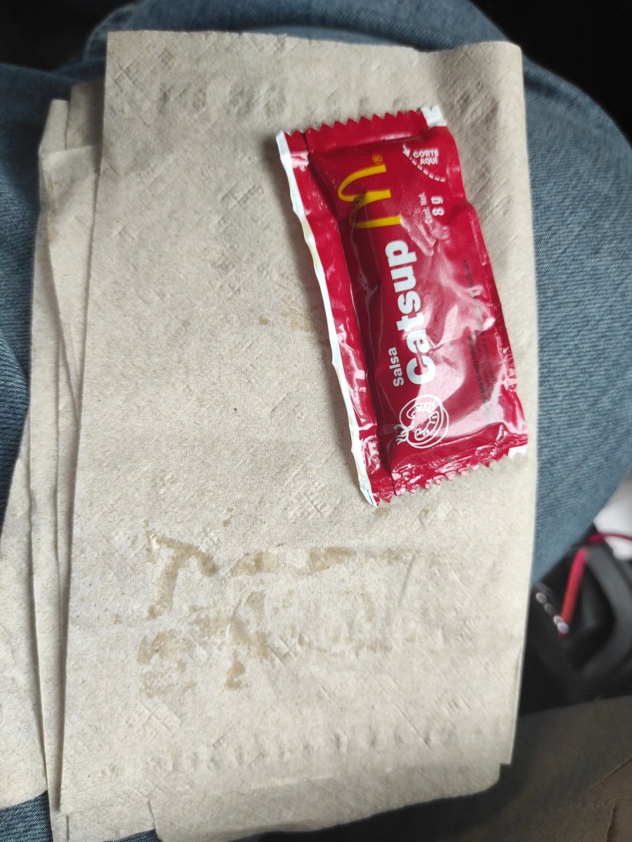 gotza182's tweet photo. Que onda @McDonaldsMexico con tus servilletas sucias, un solo sobre de catsup y también sucio? No me quiero imaginar que le hecharon a la hamburguesa... https://t.co/wH2QQ5qAUs