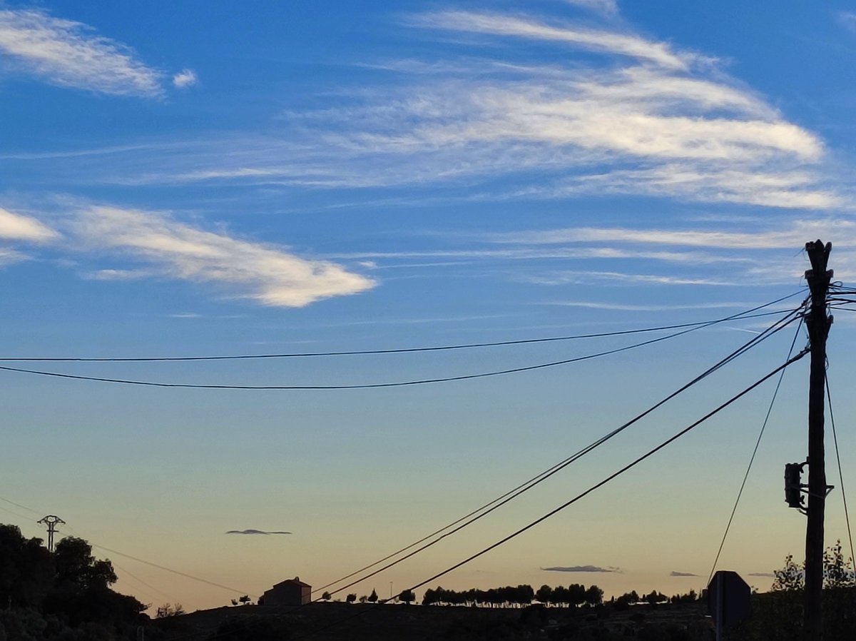 Hauré de conjurar aquell temps
quan no existiré,
quan la foscor no deixarà escodrinyar l'horitzó,
quan la distància absoluta ocultarà el descobriment de la llum.

AGP,  Trossets.

#BonaNit #AltMaestrat #pensaments #testime #brollamots #TantDeBoFossisAquí instagram.com/p/CjBZO7MIK2v/…