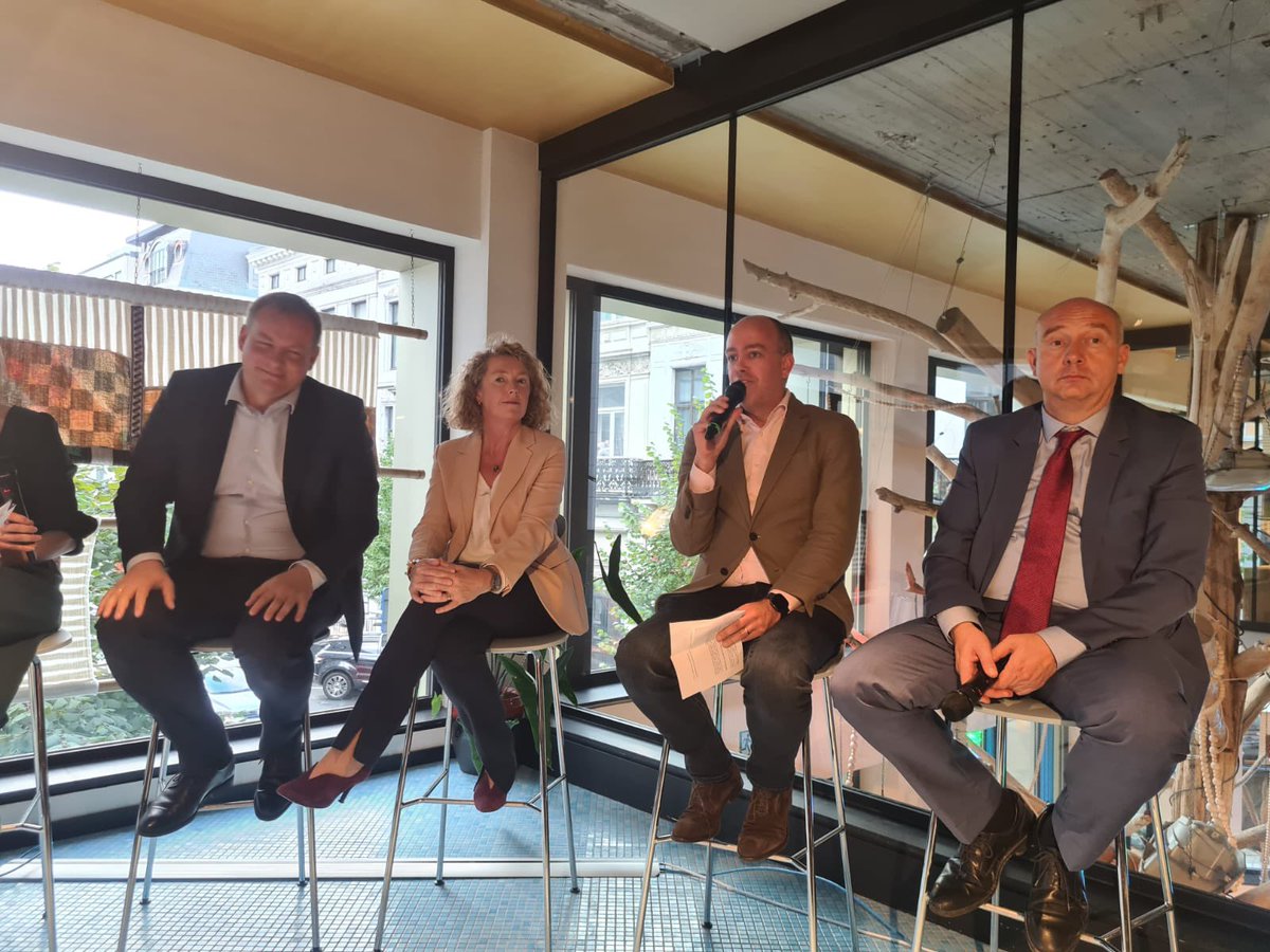 DirkJacobsEU's tweet photo. Great to discuss #DigitalLabelling with distinguished colleagues at @Pernod_RicardEU’s #YesWeScan event this evening. Digital provides many opportunities for consumers & producers, complementary to on-pack info. 🇪🇺 must take this more seriously as part of the “twin transition”. https://t.co/wIN77WHAsH