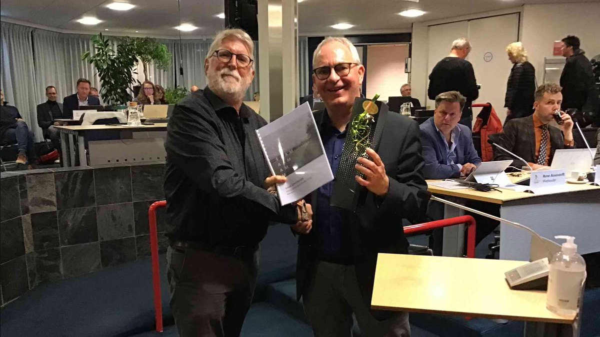 Sjaak Grosthuizen overhandigt zijn gebundelde columns aan wethouder Dick Bennis hoornradio.nl/nw-7951-7-4104…