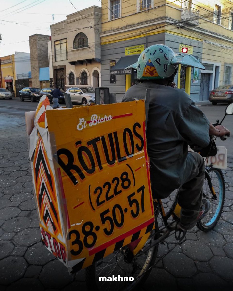 maknomx's tweet photo. RÓTULOS EL BICHO 🖌️🎨
Este señor de #Puebla nos permitió fotografiarle para apoyarlo a difundir su trabajo de rótulos tradicionales que ha ido perdiendo

¿Le ayudas a difundir para que le llegue chamba? 

Comparte📲  
#DiaMundialDelTurismo @suzyrain @arazucaar #makhno https://t.co/cPH58582bI