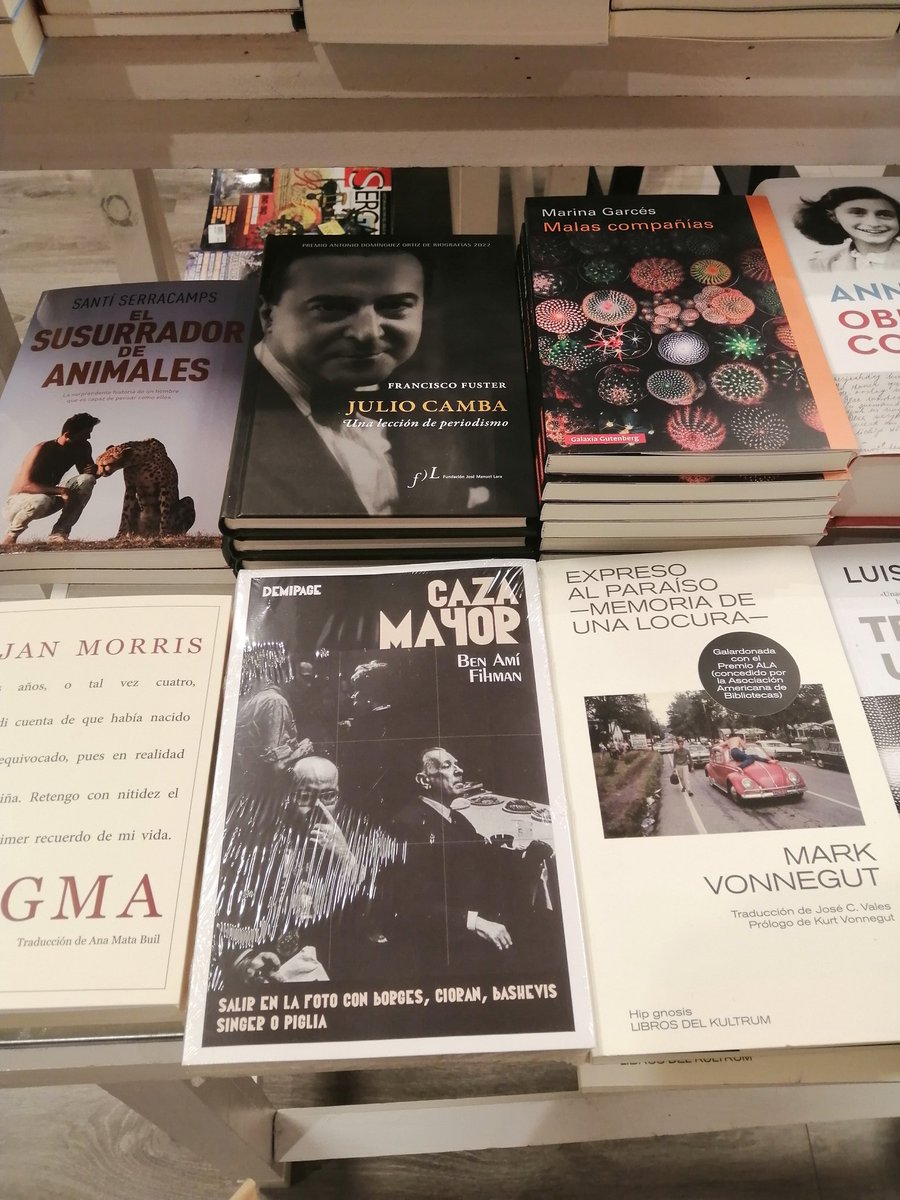 AIglesiasM3's tweet photo. Desde hoy en librerías (foto en @LibreriaLe) el último libro de Ben Amí Fihman: "Caza mayor. Salir en la foto con Borges, Cioran, Bashevis Singer o Piglia", de @DemipageEdit, en el que la entrevista a esos "grandes" cede paso a un juego de autobiografía-ficción del autor. https://t.co/QobKraP3AP