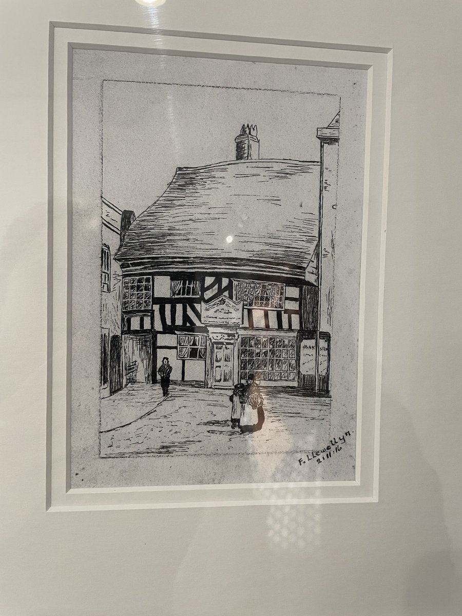 MissLGriffithsH's tweet photo. I’ve had the privilege of speaking with the lovely ladies who work in the building that was formally King Charles II’s house in Worcester. We chatted about the Battle of Worcester and they showed me the original fireplace which now has an impressive memorial plaque https://t.co/OYXBHEJn1z