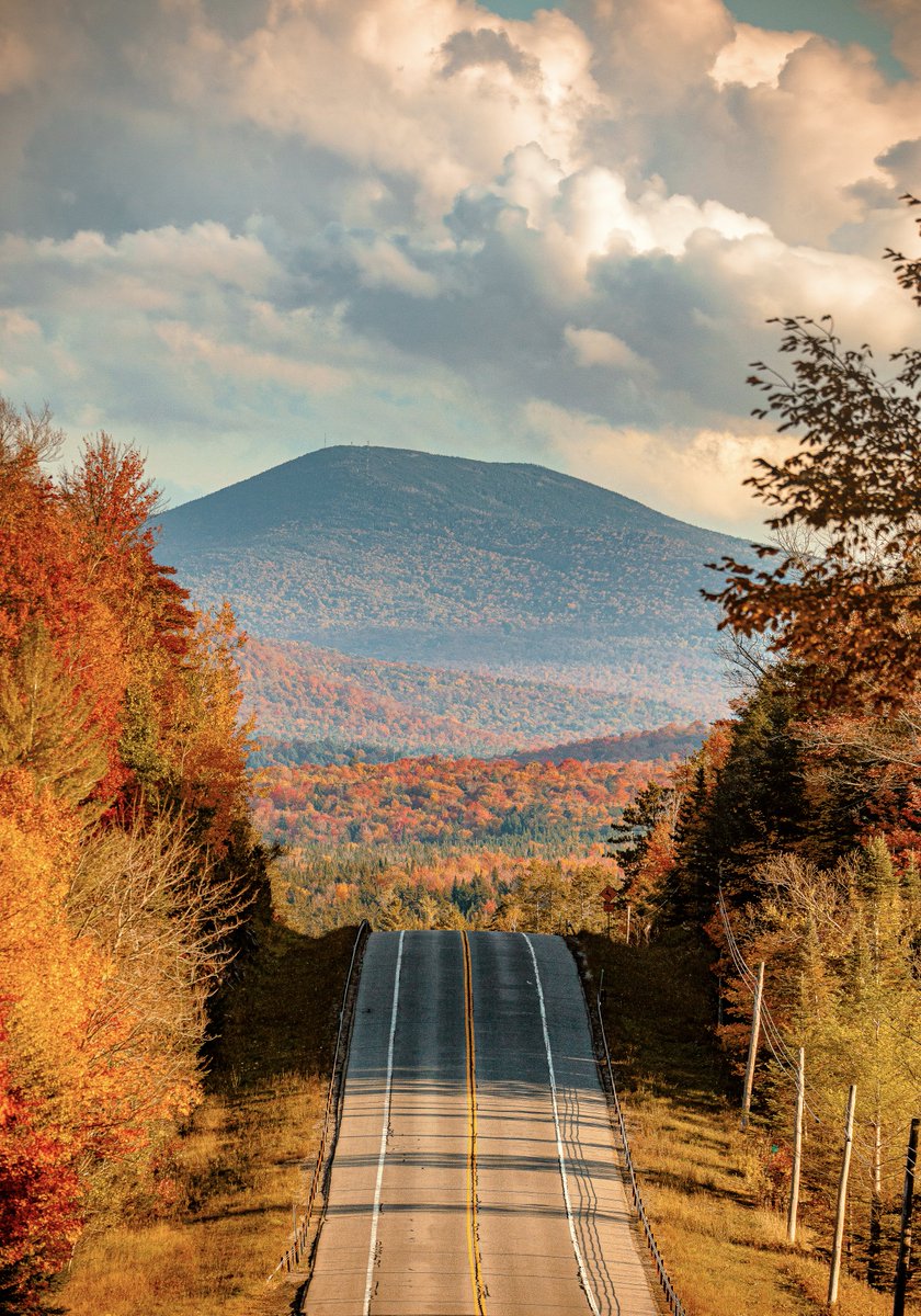 NYSDEC's tweet photo. It's #NationalFallFoliageWeek! What's your favorite spot to go #leafpeeping in New York State? 🍁🍂

📷: @Tony_Colasurdo https://t.co/Y9cfbhb4UA