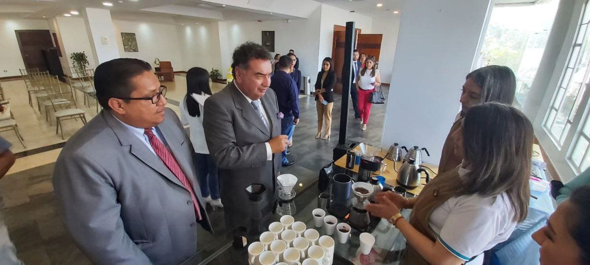GoberLoja's tweet photo. #RuedaDePrensa ☕️Como parte de la agenda por la Semana del Turismo, la Mesa Provincial del Café y el @TecnologicoLoja presentan la Escuela del Café.

@FredyBravoB, gobernador de la provincia de #Loja, destaca el trabajo en conjunto para fortalecer el turismo. https://t.co/C70H2uX0nt