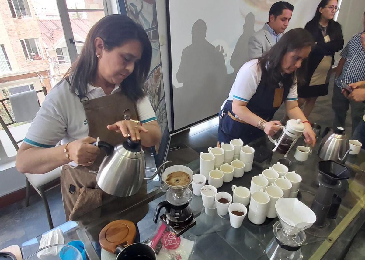 GoberLoja's tweet photo. #RuedaDePrensa ☕️Como parte de la agenda por la Semana del Turismo, la Mesa Provincial del Café y el @TecnologicoLoja presentan la Escuela del Café.

@FredyBravoB, gobernador de la provincia de #Loja, destaca el trabajo en conjunto para fortalecer el turismo. https://t.co/C70H2uX0nt