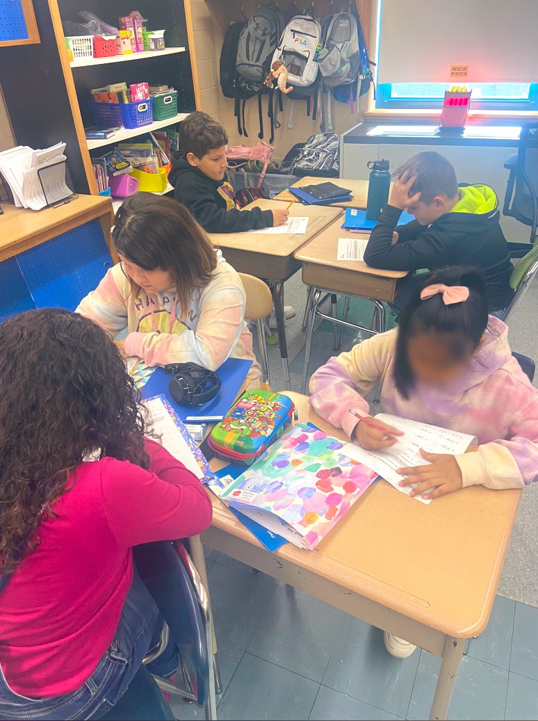 MissKalaka_'s tweet photo. They continue to amaze me- Math Workshop is in full swing! Ss working hard in small group, spiral review, partners, &amp; tech stations! 🤓 @MyersTigersRoar @WCSDEmpowers https://t.co/1sM9uX3DUk