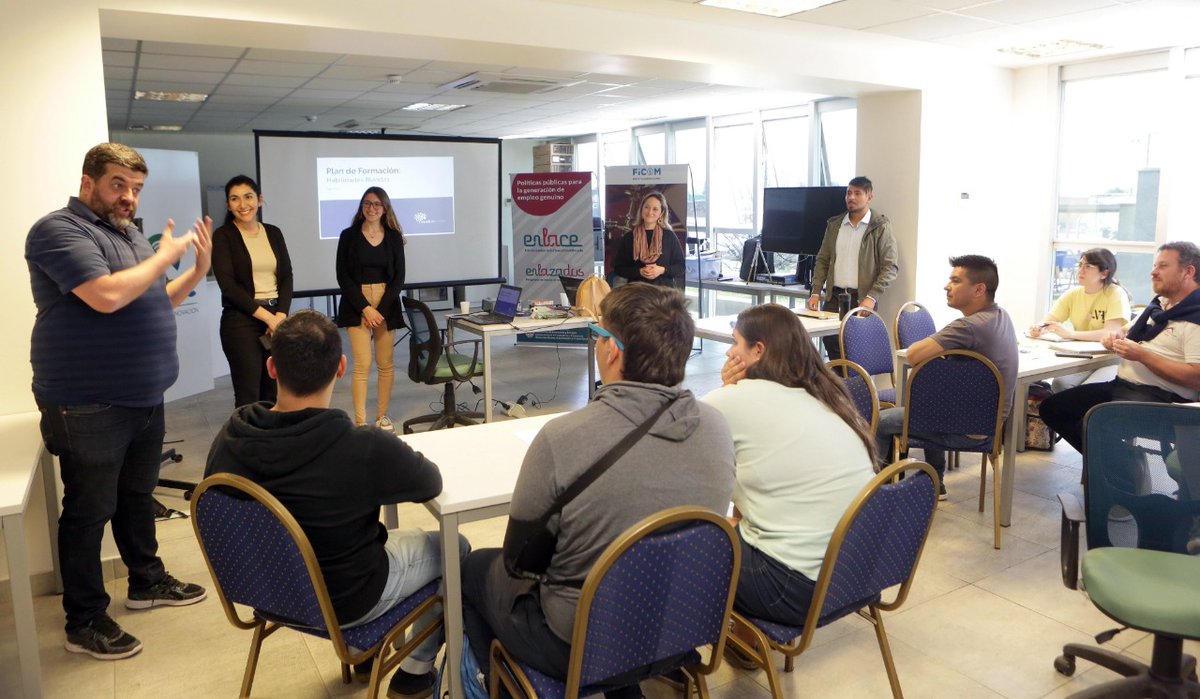 EmilceVegaEOK's tweet photo. 📚 CAPACITACIÓN EN INSTALACIÓN DE FIBRA ÓPTICA
➡️ De la mano del @PoloTICMendoza, #FICOM y #CerebroCurioso, más de 40 mendocinos/as comenzaron a capacitarse en habilidades blandas y técnicas, para un sector que demanda más mano de obra profesional. https://t.co/Oyd7dBzdKU