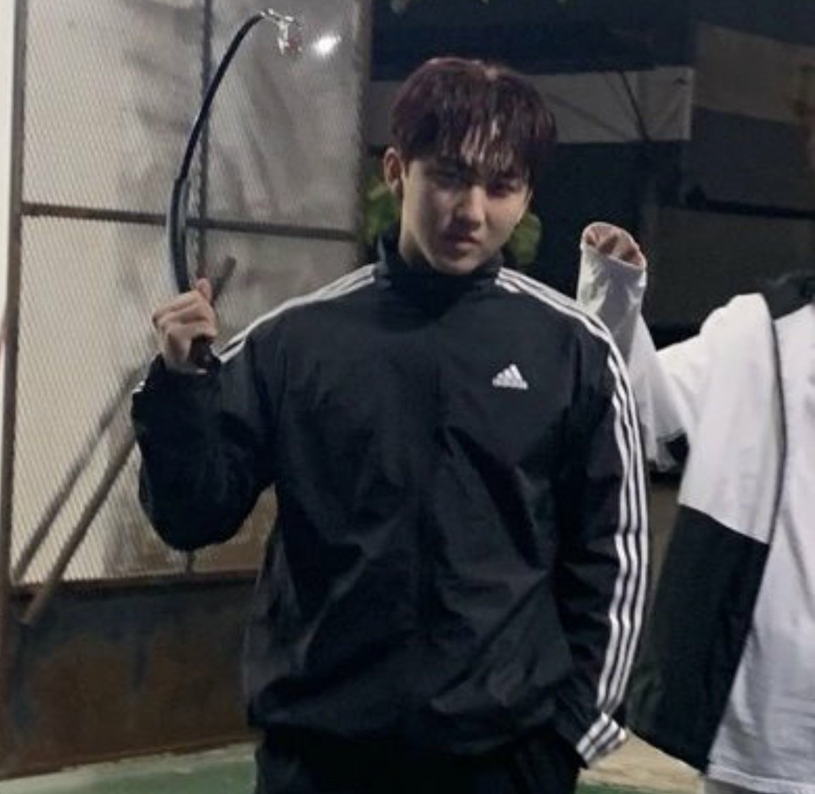 skzkidstray's tweet photo. Neden changbin burda mahalle abisi gibi duruyor https://t.co/QqiVYPighZ
