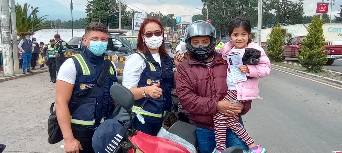 DTransitoPNC's tweet photo. Esta mañana en el departamento de Quetzaltenango se llevó a cabo la primera jornada de operativos preventivos que realiza el Departamento de Tránsito de la Policía Nacional Civil, con el acompañamiento de la @PMTQ_MuniXela, en el marco de la campaña #MotoristaResponsable. https://t.co/o4Jkq5LK3I